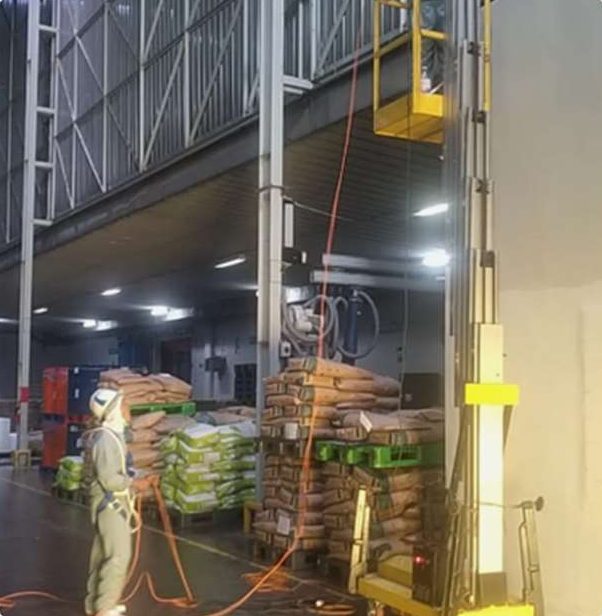 Instalasi di gudang industri