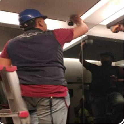 Teknisi merawat kamera CCTV di plafon