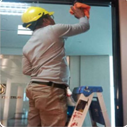 Teknisi membersihkan perangkat di area lobi
